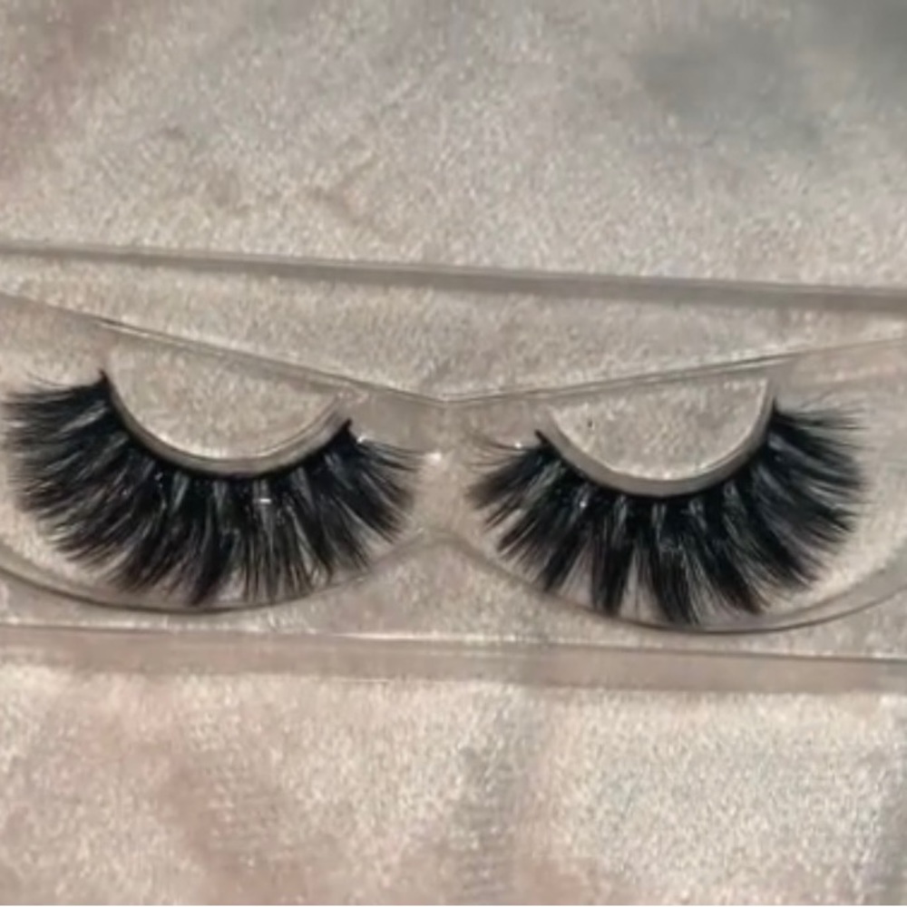 Lashes - Picture 5 of 8